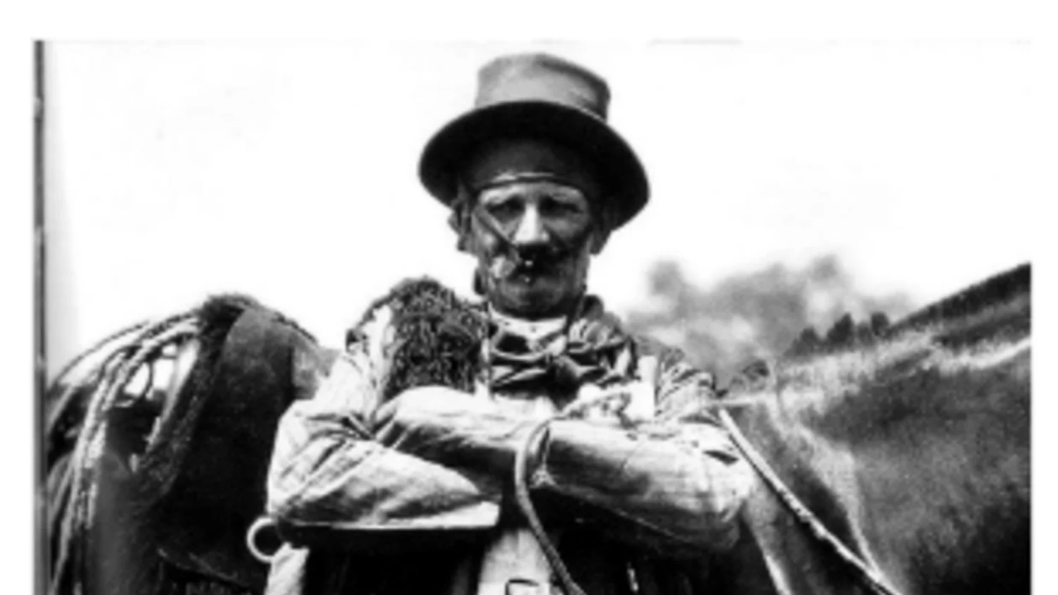 Gaucho criollo con su caballo, vestimenta tradicional de campo