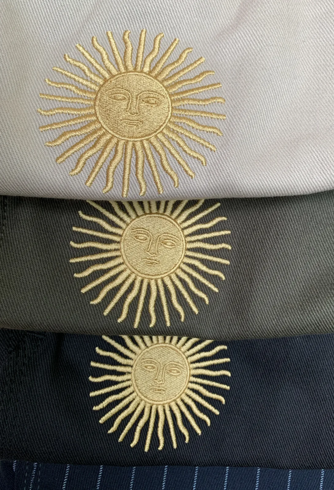 Bombachas de campo Autóctona en cuatro colores, plegadas con el Sol de Mayo bordado