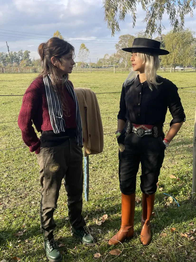 Dos jóvenes en el campo con bombachas Autóctona y mate