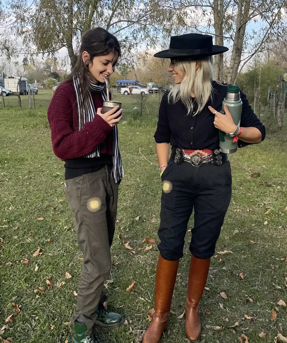 Mate y charla en el campo con indumentaria Autóctona