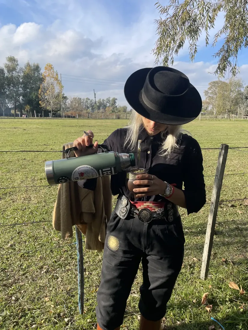 Poncho, sombrero y bombacha Autóctona en el campo