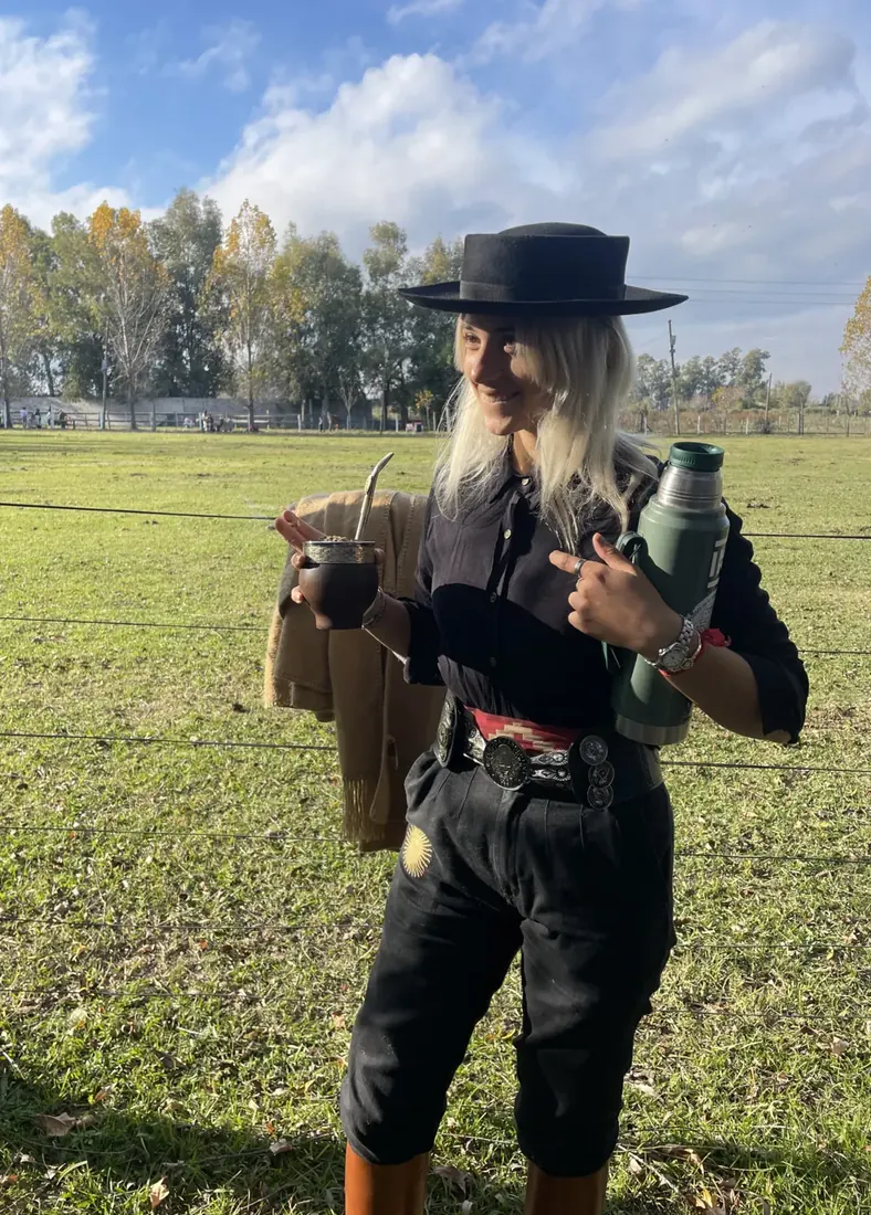 Cebando mate en el campo con bombachas Autóctona